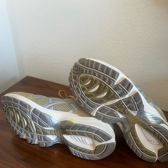 ASICS Women's GEL-1090v2 Khaki Beige /Oyster Gray Sneakers - Picture 8 of 10